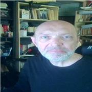 Enseignant donne cours de soutient et de remise à niveau en visio.